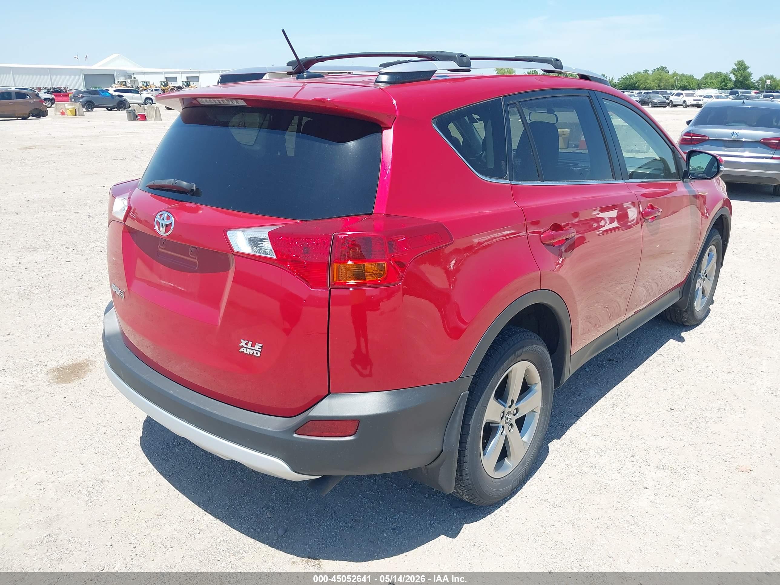 2015 TOYOTA RAV 4 — VIN JTMRFREV1FD149744 — photo 4